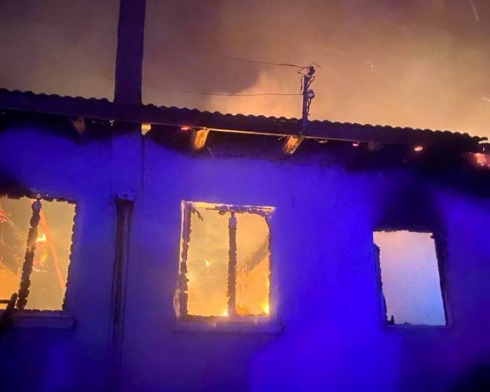 Elektrik Kontağından Çıkan Yangında Bir Ev Kullanılamaz Hale Geldi