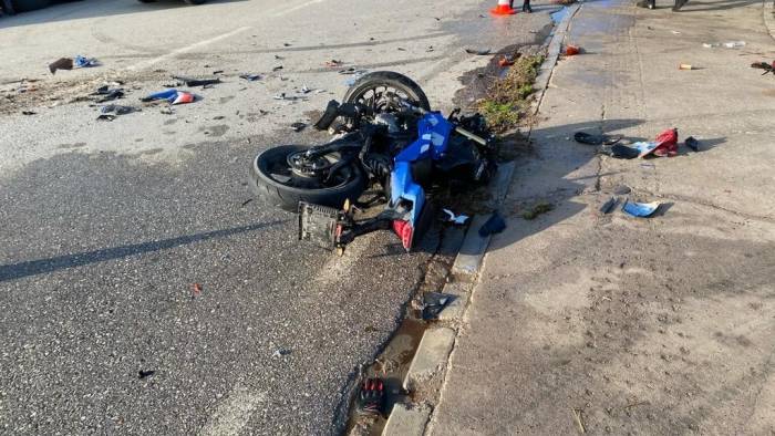 İzmir’de Kamyona Çarpan Motosiklet Sürücüsü Hayatını Kaybetti