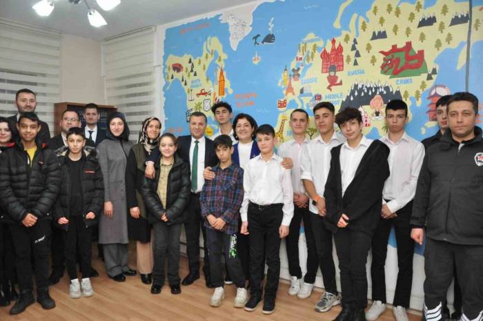 Vali Eşi Yavuz, Çocuklarla Bir Araya Geldi