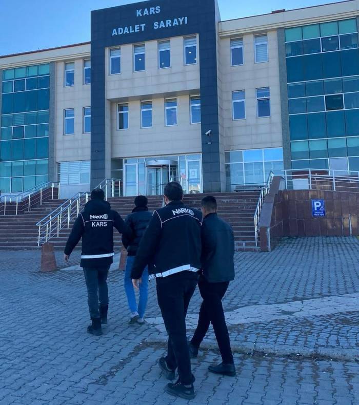 Kars’ta Uyuşturucuyu Vites Kutusuna Sakladılar