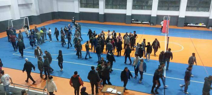 Voleybol Turnuvasında Saha Karıştı, İki Grup Birbirine Girdi
