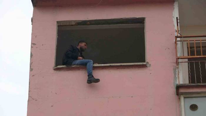 Ağır Hasarlı Binanın 6’ıncı Katına Çıkan Genç Polisi Alarma Geçirdi