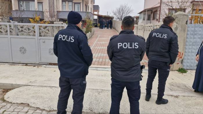 Genç Kadın Babasının Silahı İle Kendisini Vurdu