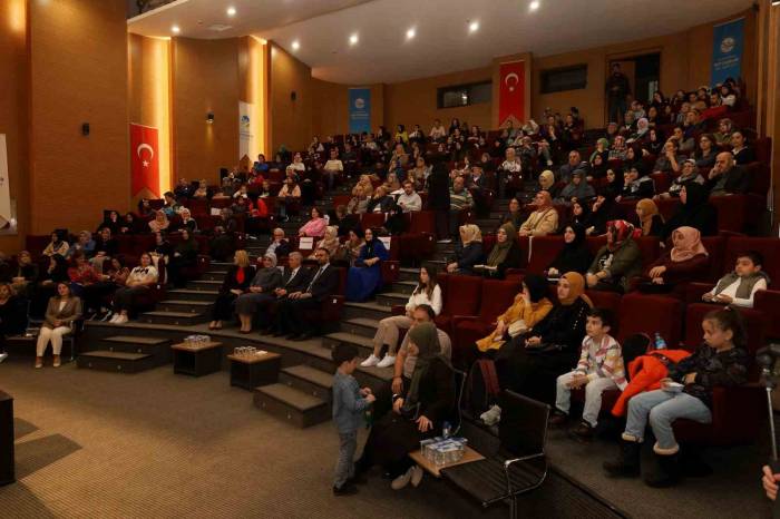 Sosyal Medyanın Karanlık Yüzü Ve Ailelere Düşen Büyük Görev