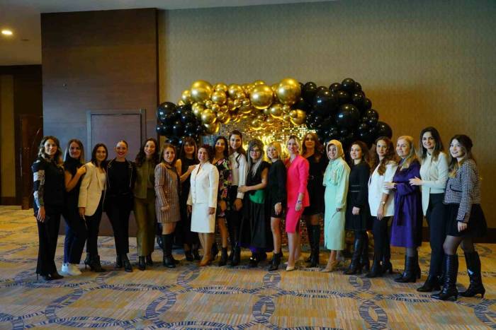 "Güçlü Kadınlar Işıltı Paneli"