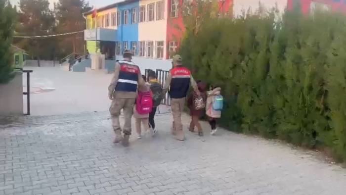 Jandarma Okul Çevrelerinde Denetimlerini Sürdürüyor