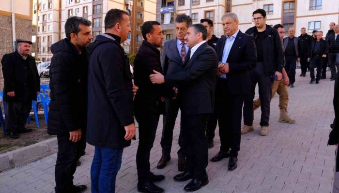 Şırnak Valisi Atay, Yangında Ölen Çocuğun Ailesine Taziye Ziyaretinde Bulundu