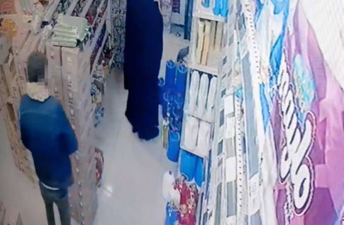 Sultangazi’de Markete Giren Hırsız, Çaldığı Ürünleri Göğsüne Sakladı: O Anlar Kamerada