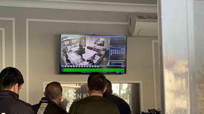 Bursa’da Kar Maskeli Ve Silahlı Soyguncu Kamerada… Polis Ekipleri Olayı Böyle Araştırdı
