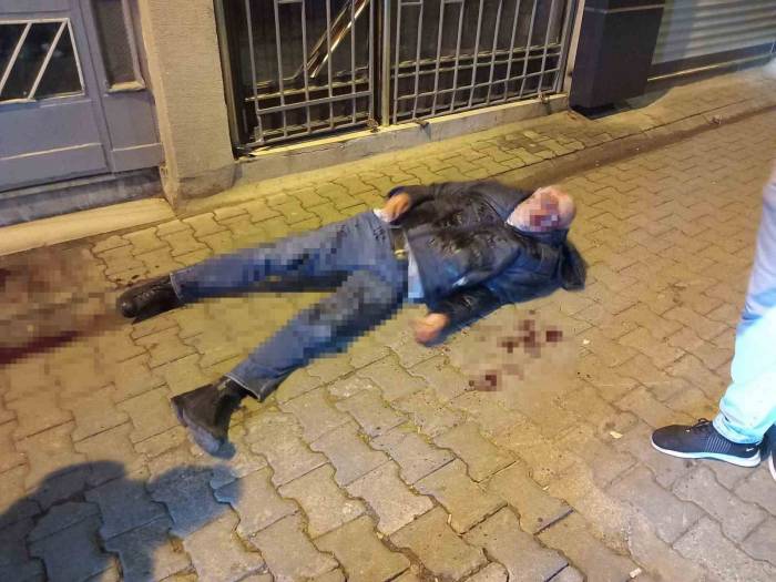 Yolda Yürüyen Yaşlı Adamı Tekme Tokat Döverek Gasp Ettiler: Dehşet Anları Kamerada