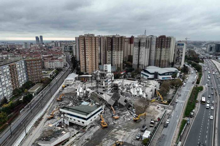 İstanbul’un 33 Yıllık E-5 Manzarası Değişiyor, İki Binanın Yıkımı Havadan Görüntülendi