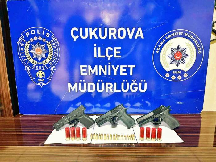 Adana’da Masaj Salonlarında Kılıç Ve Silah Ele Geçirildi