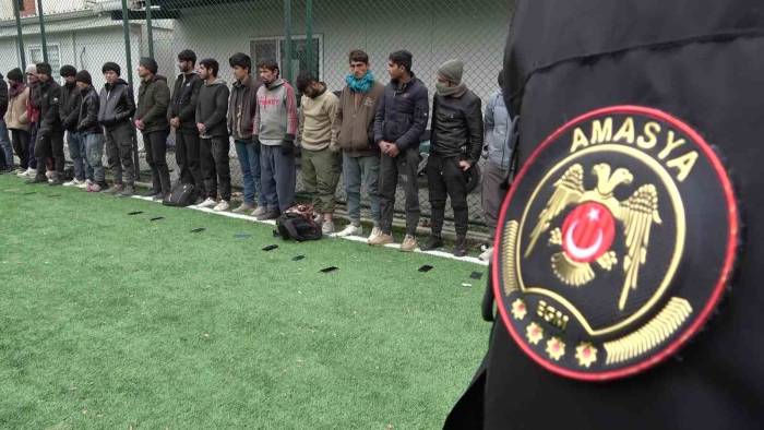 Amasya’da İran Plakalı Tırda 62 Kaçak Göçmen Yakalandı