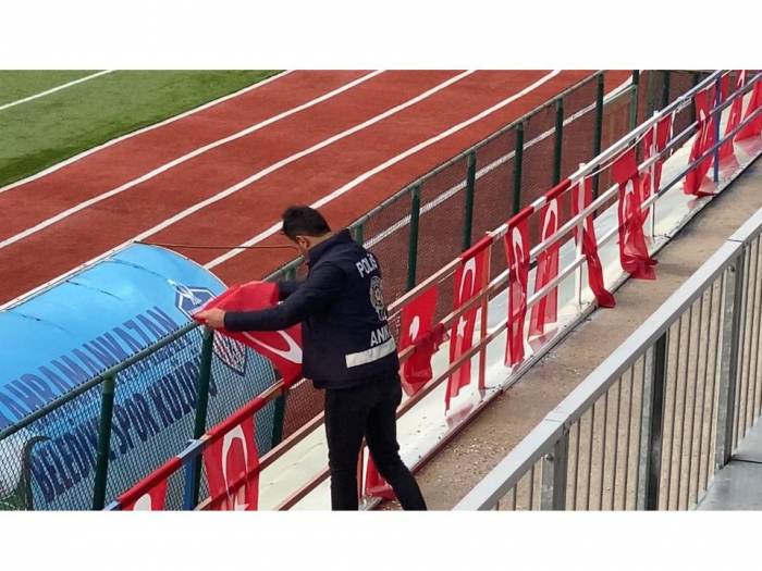 Polisin Türk Bayrağı Hassasiyeti Yürekleri Isıttı