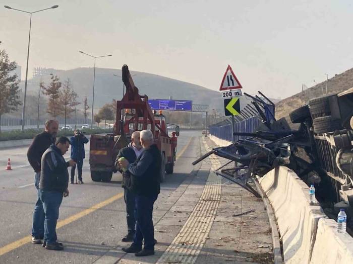 Ankara’da Servis Otobüsü Devrildi: 2 Yaralı