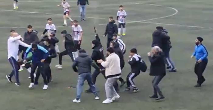 Avcılar’da Futbol Maçında Taraflar Bir Birine Girdi, Polis Havaya Ateş Açarak Ayırdı