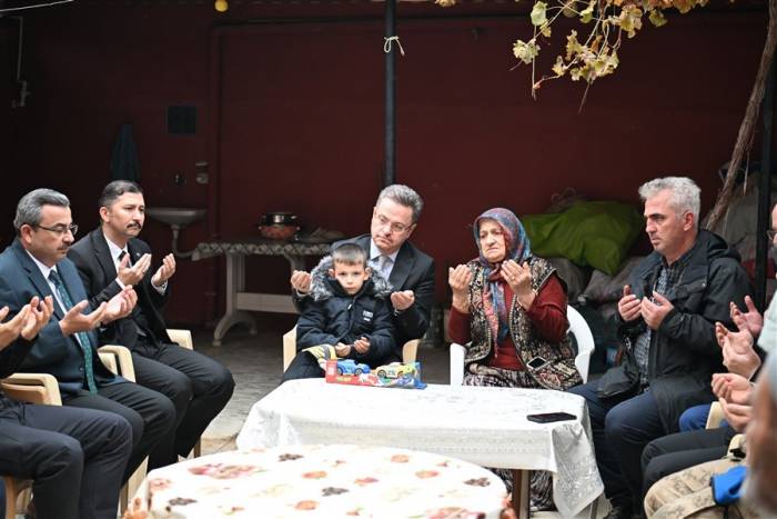 Vali Ünlü Kırkağaç’ta Kamu Hizmetlerini İnceledi, Şehit Ailelerini Ziyaret Etti