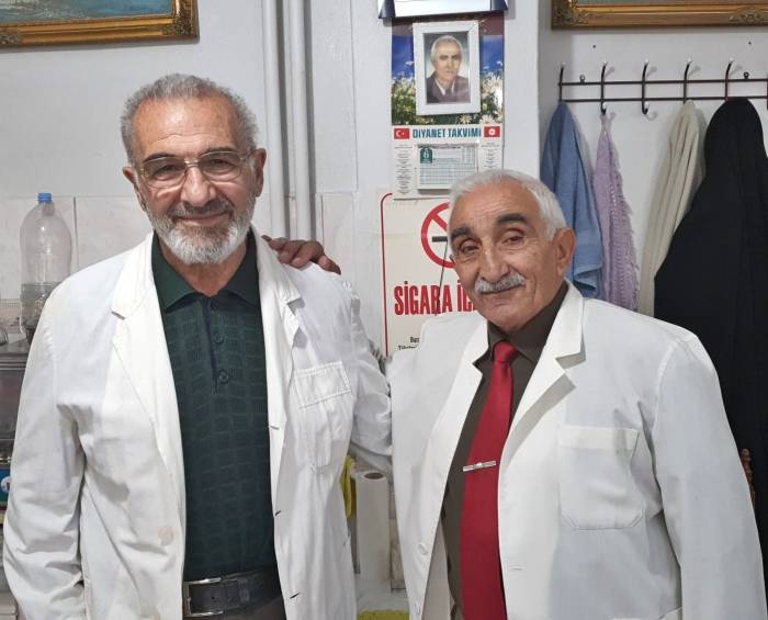 Yılların Eskitemediği Dostluk: 60 Yıllık Mesleklerini Aynı İş Yerinde Şevkle Yapıyorlar