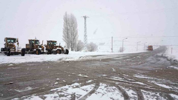 Erzincan’ın Yüksek Kesimlerinde Kar Yağışı Etkili Oldu