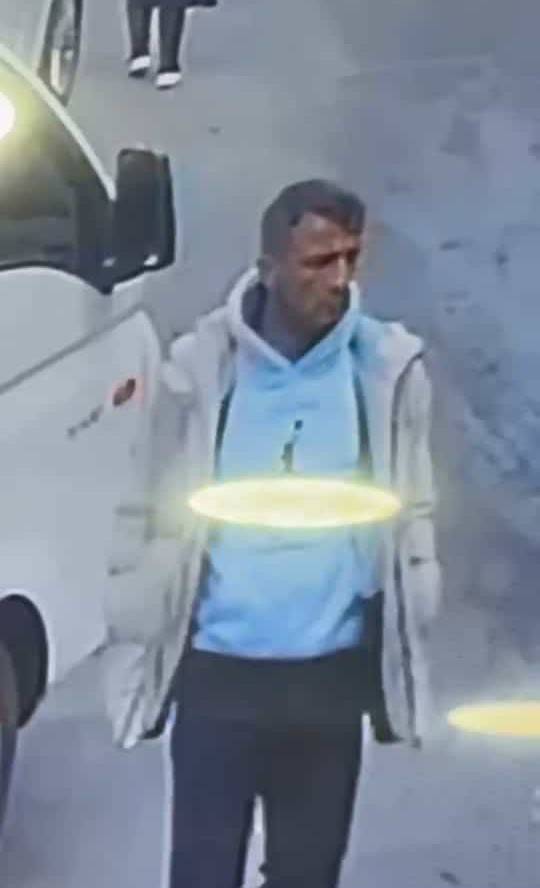 Esenler’de Pişkin Hırsız Kamerada: Eşya İndirildiği Sırada Kamyonetteki Cep Telefonunu Çalıp Bir De Bakış Attı