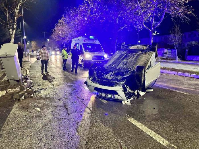 Elektrik Panosuna Çarpan Otomobil Ters Döndü: 1 Yaralı