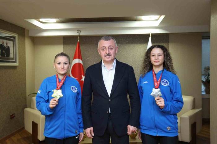 Karateci Kız Kardeşler Şampiyon Oldu