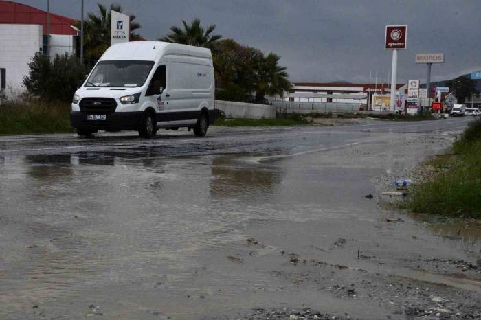 Kuşadası’nda Her Yağışta Aynı Manzara, Karayolları Sorumluluğundaki Yollar Dakikalar İçinde Göle Döndü