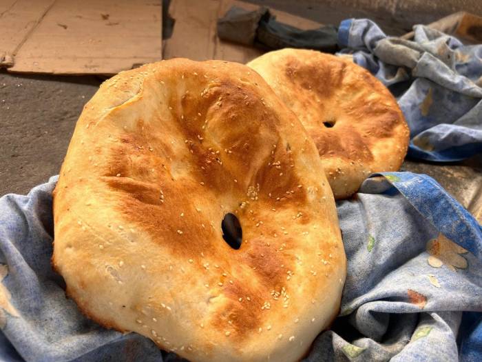 Mardin’de Tandır Başına Geçen Kadınlar Günde 450 Adet Ekmek Çıkartıyor