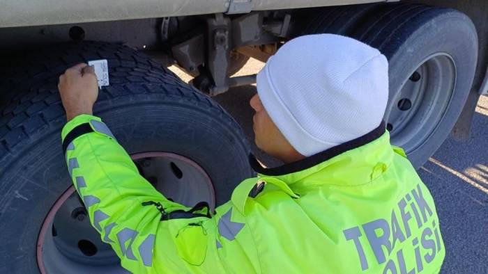 Niğde’de Kış Lastiği Denetimlerinde 76 Araca Para Cezası Kesildi