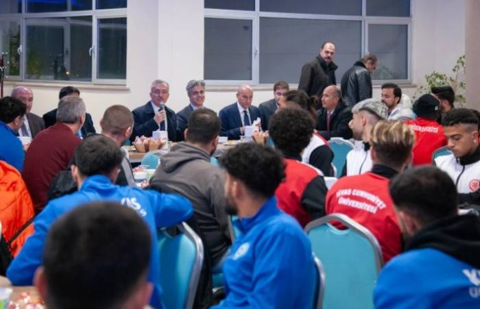 Rektör Levent, Sporcular İle Buluştu