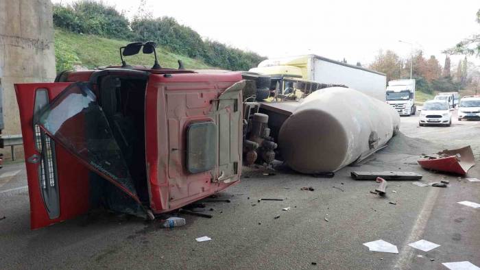 Çimento Yüklü Tanker Devrildi: 1 Yaralı