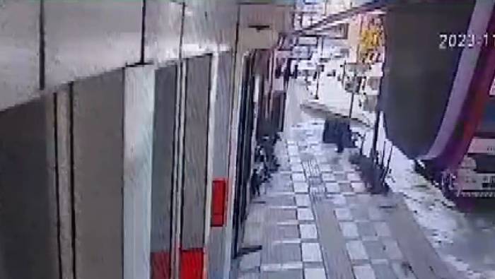 Şanlıurfa’da Kamyonun Çarptığı Tabelanın Altında Kalan Adam Ölümden Döndü