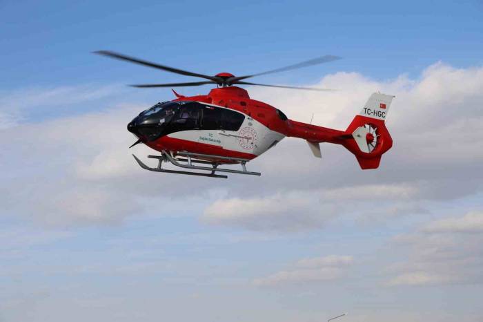 Çatıdan Düşüp Ağır Yaralandı, Ambulans Helikopterle Hastaneye Götürüldü