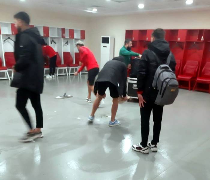 Tokat Belediye Plevnespor Futbolcuları, Maçın Ardından Soyunma Odasını Temizledi