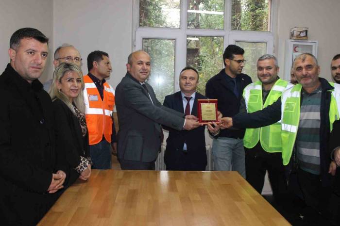 Ambulansa Yol Veren Trenin Makinisti Plaketle Ödüllendirildi