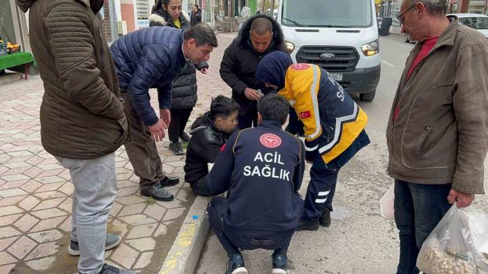 Hafif Ticari Aracın Çarptığı Genç Yaralandı