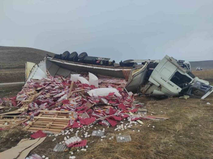 Amasya’da Yumurta Yüklü Tır Devrildi: 2 Yaralı