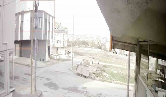 Tırmandığı Direkteki Kabloları Bıçakla Keserek Çalan Şahıs Kamerada
