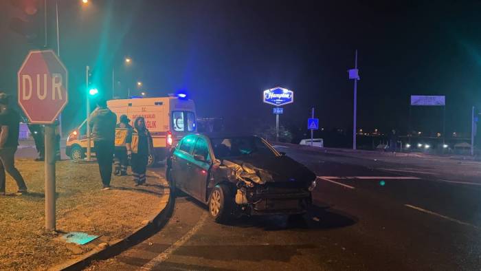 Kırmızı Işıkta Geçen Tır, Çarptığı Otomobili Yolda Ters Döndürdü: 1 Yaralı