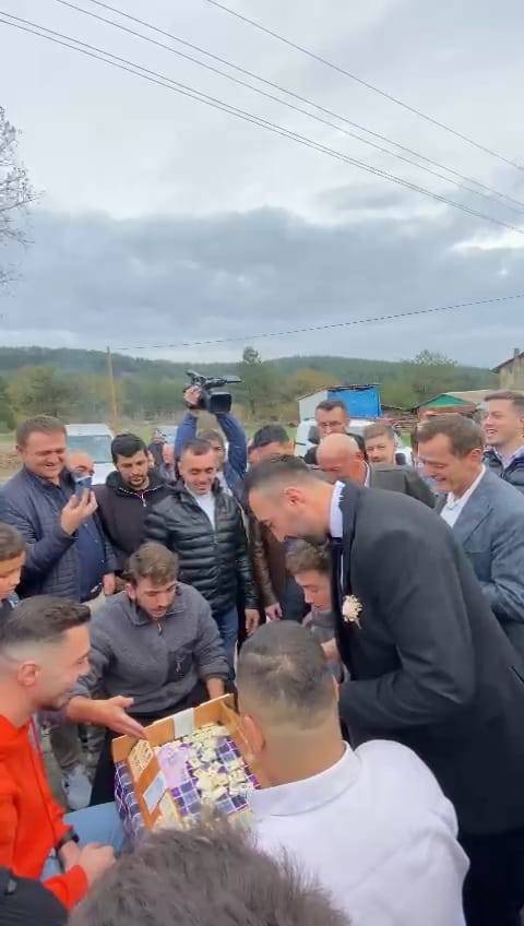 Okey Masası Kurarak Düğün Konvoyunun Önünü Kestiler