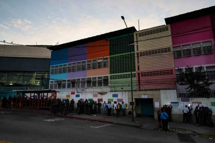 Brezilya, Venezuela Sınırına Asker Konuşlandırdı