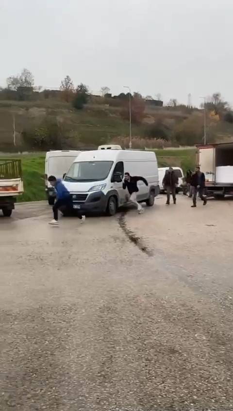 Kovaladığı Kişi Yakalayıp Böyle Darp Etti