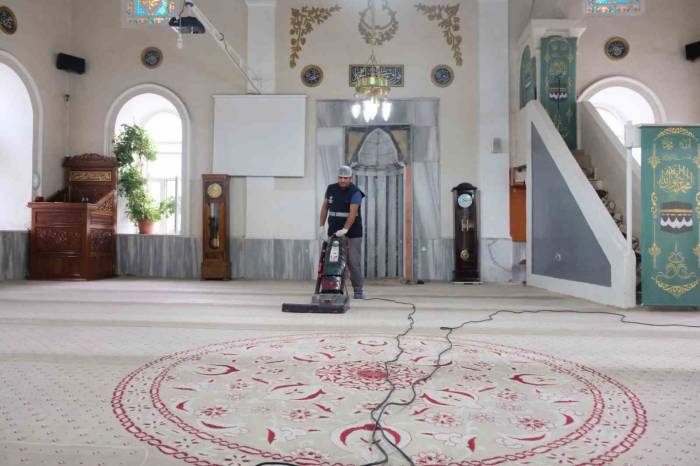 Büyükşehir’den İbadethanelerde Temizlik