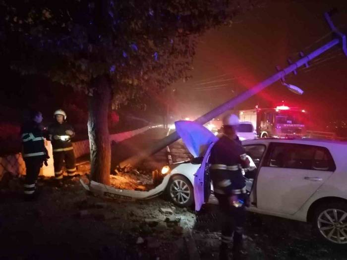Direksiyon Hakimiyetini Kaybeden Otomobil Elektrik Direğine Çarptı: 1 Yaralı