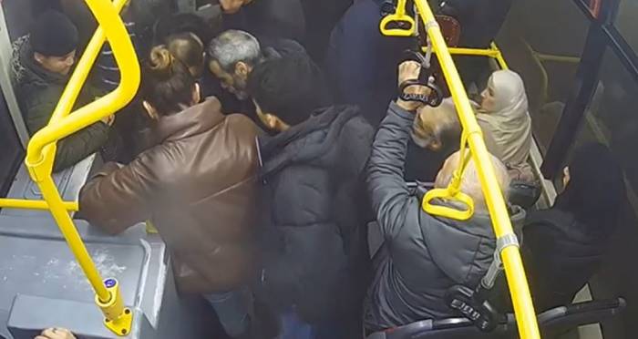 İstanbul’da Küçük Çocuk Ailesi Tarafından İett Otobüsünde Unutuldu
