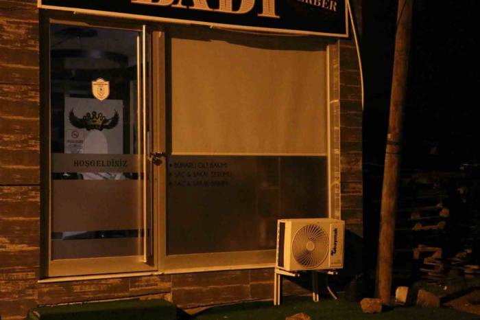 İzmir’de Berber Dükkanındaki Şahsa Silahlı Saldırı Kamerada