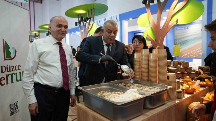 İzmirlilere Konuralp Pilavı İkram Edildi