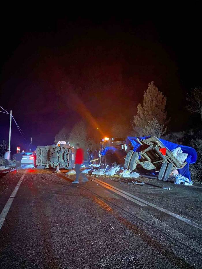 Hafif Ticari Araç İle Traktör Çarpıştı: 1 Yaralı