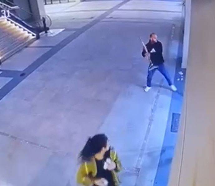 Küçükçekmece’de Güzellik Merkezine Sopa İle Saldıran Şahsa Meydan Dayağı