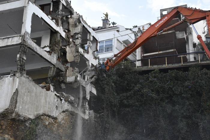 Kuşadası Belediyesi Riskli Yapılara Geçit Vermiyor